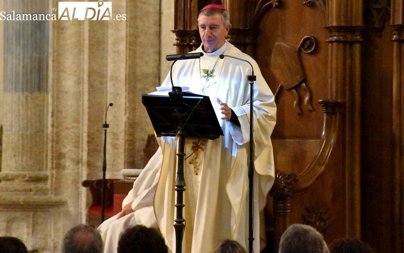 El obispo de Salamanca decidirá la forma de proceder para bendecir a parejas gays