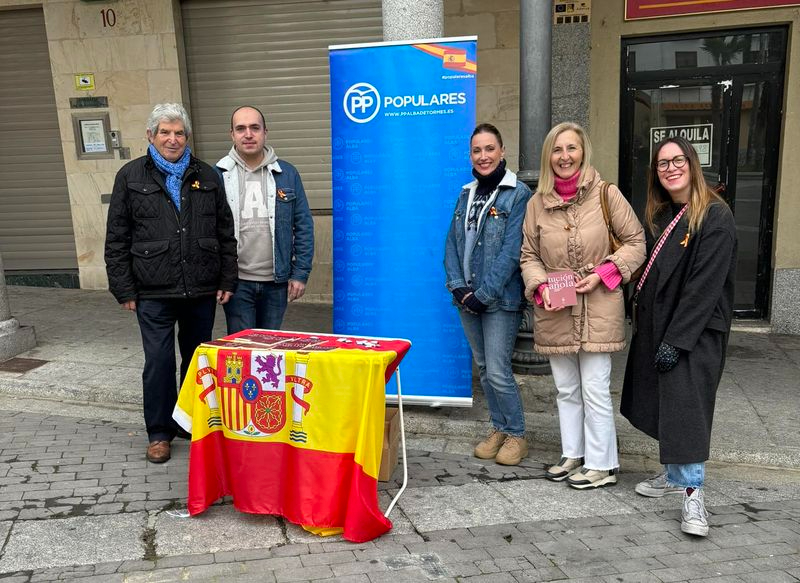 El PP reparte ejemplares de la Constitución en Alba de Tormes