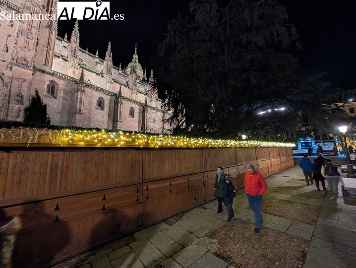 Las casetas del Mercado Navideño ya se dejan ver en la Plaza de Anaya 
