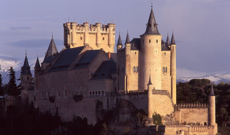 ¿Sabías que uno de los castillos más bonito de Europa está a menos de dos horas de Salamanca?