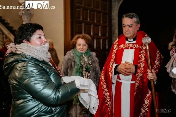 La procesi&oacute;n de Santa Luc&iacute;a recorre las calles de Alba bajo un intenso fr&iacute;o&nbsp; | Imagen 1