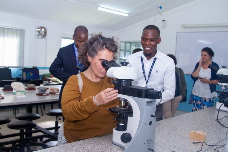 La salmantina que ayuda a implantar estudios superiores en universidades africanas