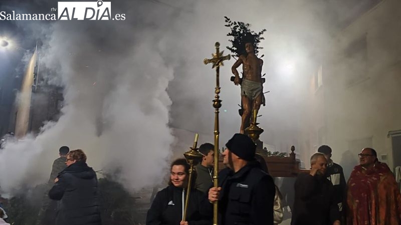Ocho hogueras llenan de humo purificador La Fregeneda al paso de San Sebastián