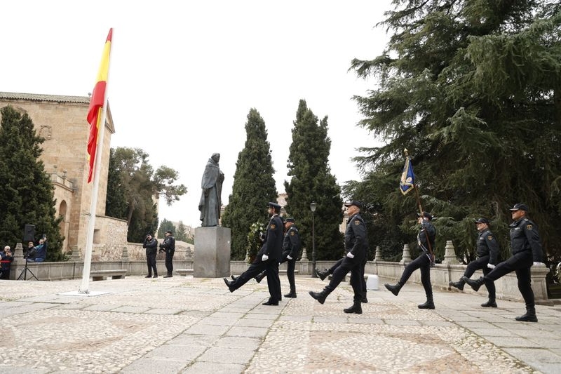 Así ha sido el izado de la bandera de España por los 200 años de la Policía Nacional