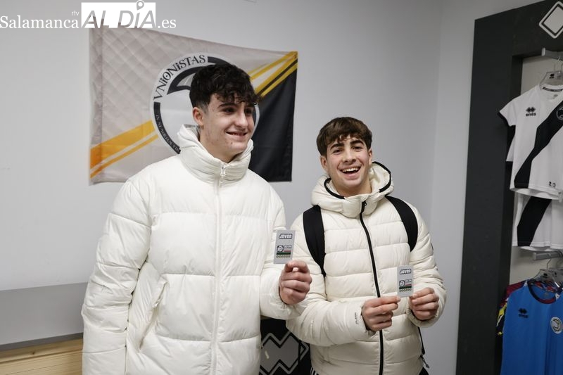 Los últimos socios de Unionistas se sacan el carnet y se aseguran ver al Barça: Ha merecido la pena pasar frío en un sofá toda la noche