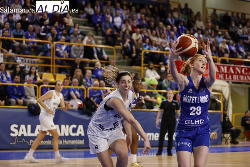 Regalo en forma de victoria de Pablo García y Raquel Romo para el Perfumerías Avenida ante la inminente llegada del nuevo entrenador (69-44)