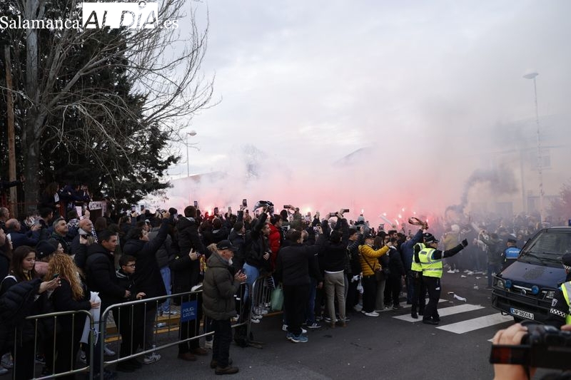 Apoteósico recibimiento al bus de Unionistas en la avenida Carlos I con bengalas, cánticos y locura en el día del Barça