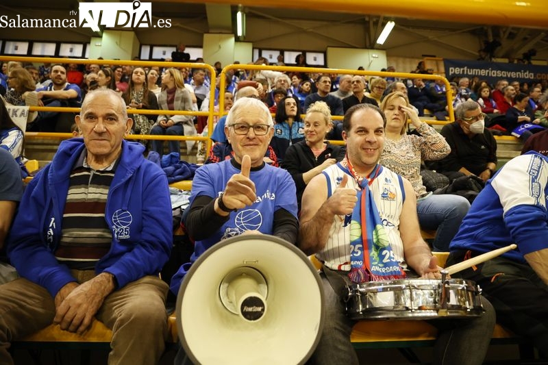 La Marea Azul arropa a Nacho Martínez en su estreno con el Perfumerías Avenida