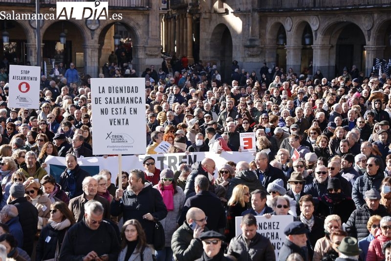 Salamanca clama por un tren digno en una multitudinaria protesta en la Plaza Mayor