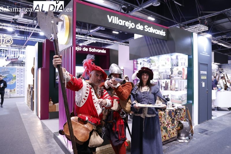 FITUR, en imágenes: las curiosidades de la jornada que van desde degustar el jamón de Guijuelo a la visita de Revilla