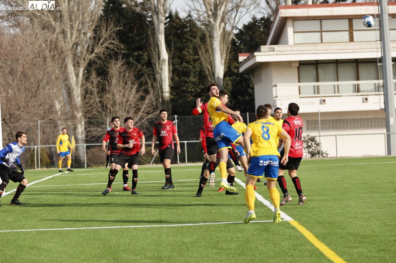 El Monterrey reina en la locura de goles y mantiene el pulso por el ascenso tras ganar al Sporting Carbajosa en el 96 (5-4)