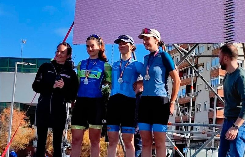 Victoria y podio para ciclistas salmantinas del HyD Pinturas - Carbajosa Empresarial en Benidorm
