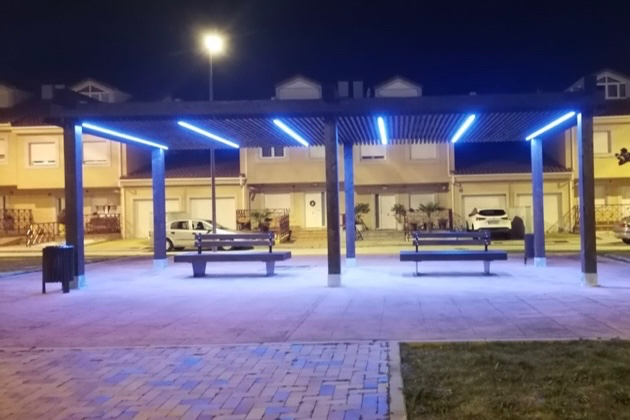 Inversión de 20.000 euros y buscando la renovación: Así luce la Plaza de las Culturas tras la instalación de una gran pérgola  