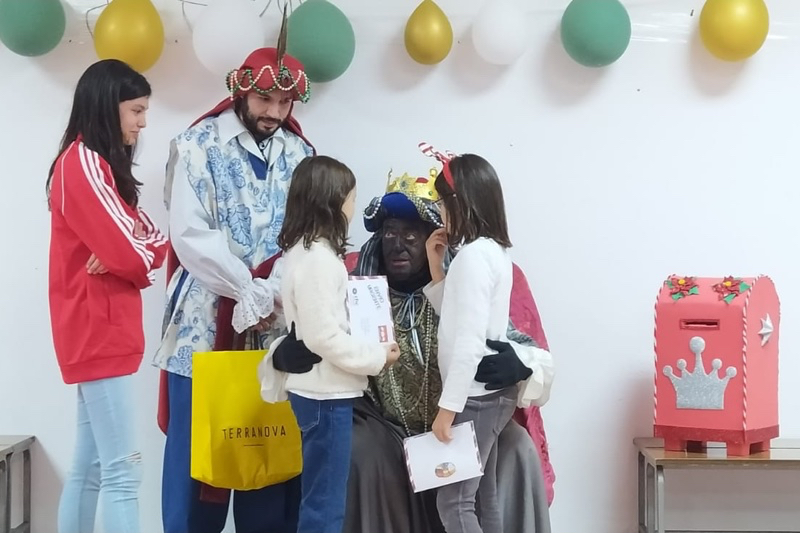 Los más pequeños de Tordillos, emocionados al entrega sus cartas al rey Baltasar