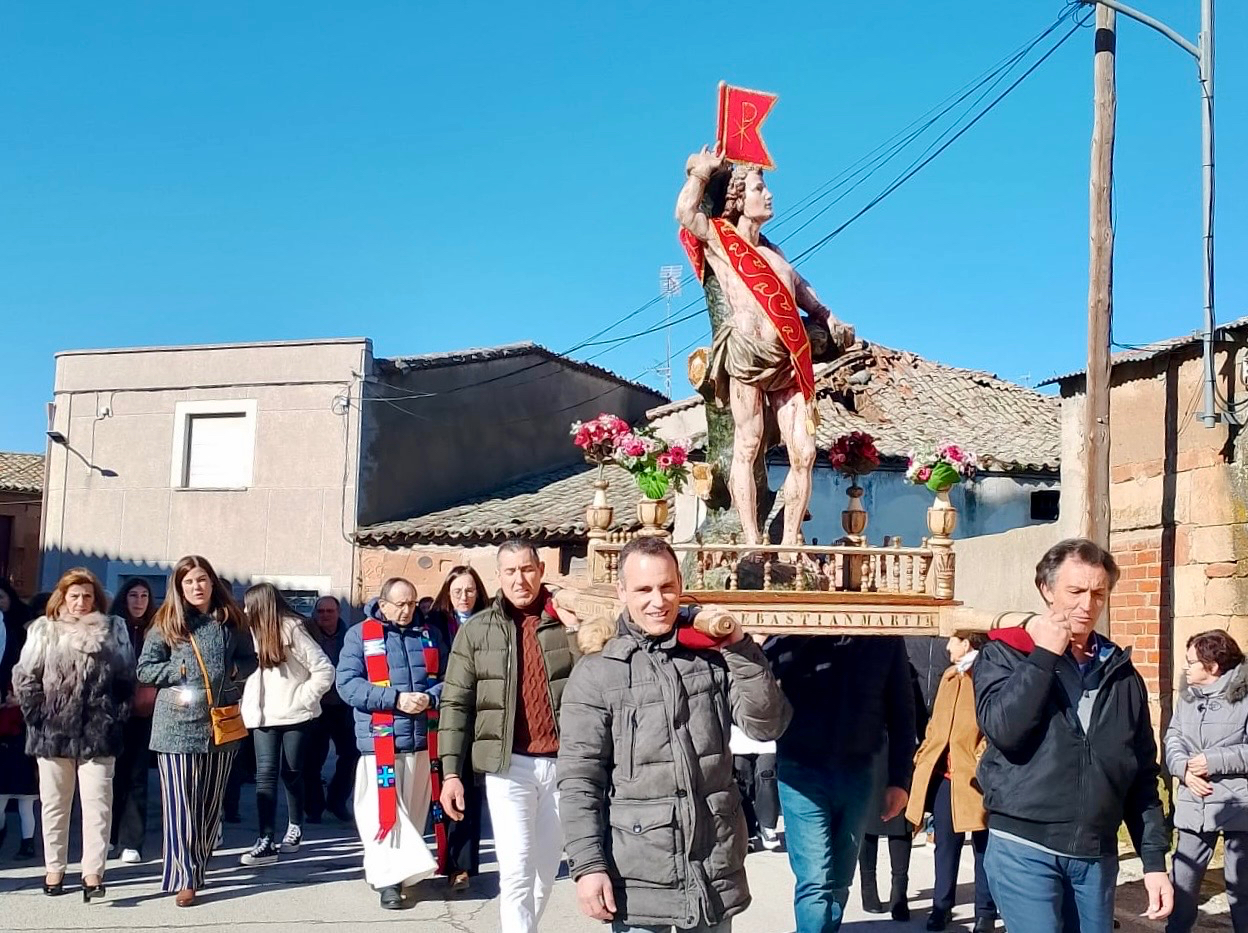 Villoruela desafía al frio para honrar y arropar a San Sebastián en su día grande 