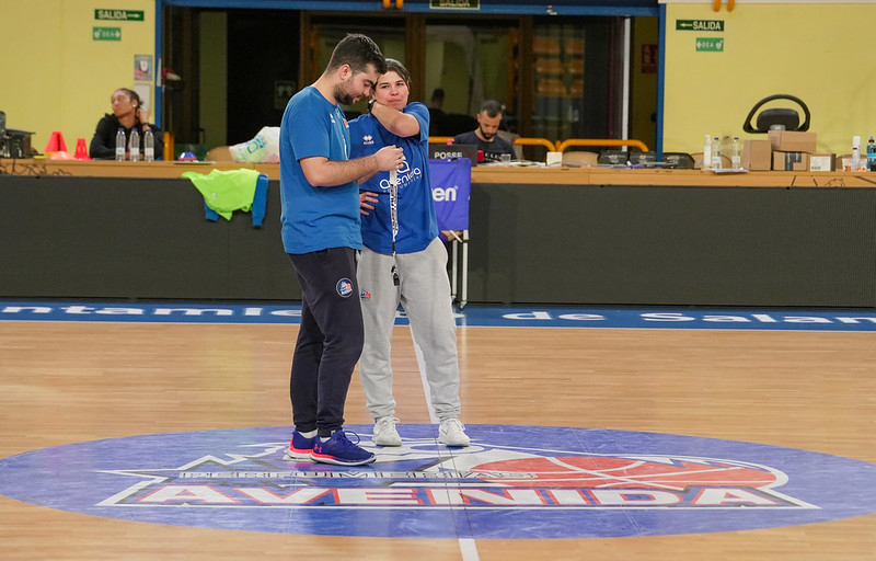Pablo García y Raquel Romo toman las riendas del Perfumerías Avenida interinamente en el primer entrenamiento sin Pepe Vázquez