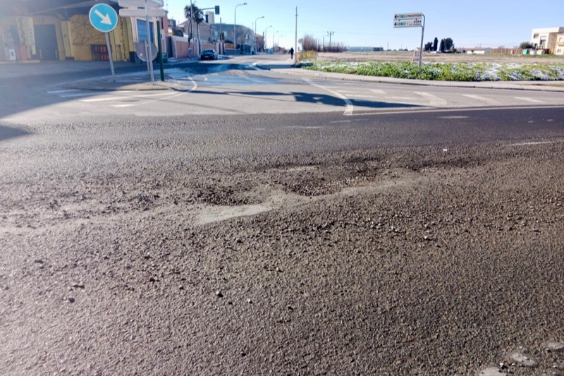 Peñaranda en Común pide explicaciones por la situación en la que se encuentra el asfaltado a la altura del cruce de la carretera de Alba