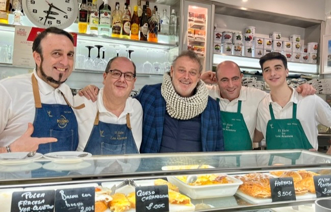 El cantante y actor Pablo Carbonell disfruta de la buena gastronomía peñarandina en Los Álamos Gastrolab