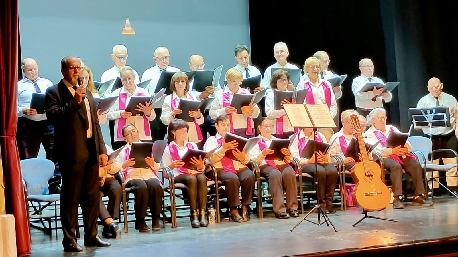 El Teatro Calderón une de nuevo música y solidaridad con el concierto del Coro Popular de Villoruela a beneficio de Acopedis