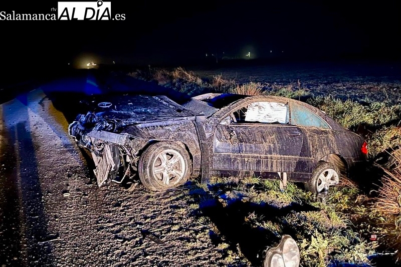 Un herido en una aparatosa salida de vía en la carretera de Macotera