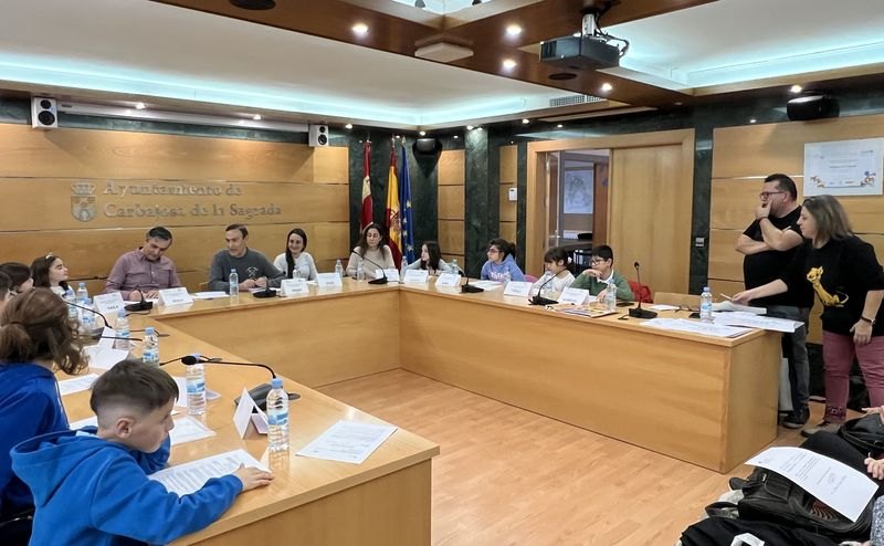 Un equipo de petanca infantil o una mesa para cargar móviles en la Plaza, las propuestas de los niños de Carbajosa