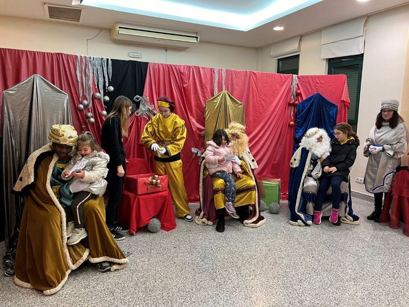 Centenares de niños entregan sus cartas a los Reyes Magos en Carbajosa