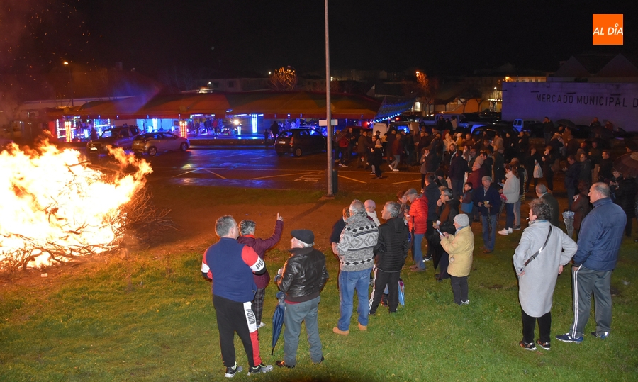 San Andrés disfruta de su hoguera de San Antón pese a las complicadas condiciones meteorológicas