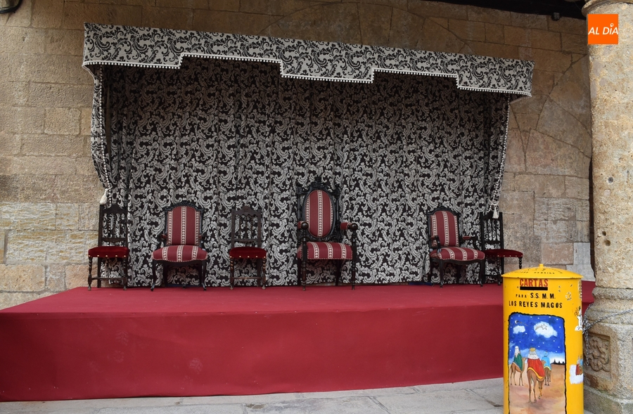 Cambiados los tronos reales de los soportales de la Casa Consistorial