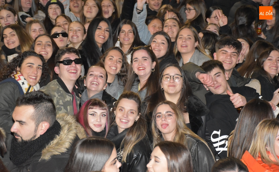 Cientos y cientos de personas se olvidan del frío en una enorme tarde festiva comandada por Manliao