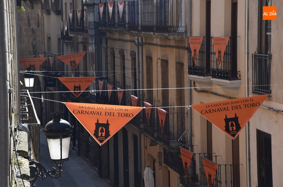 La calle San Juan se llena de pañuelos farinatos gracias a sus vecinos y comerciantes