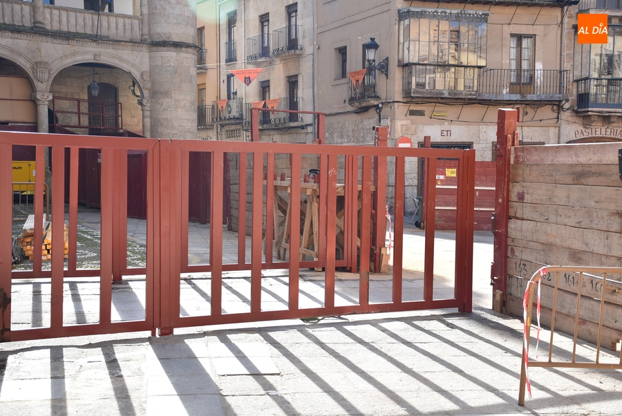 Así luce la nueva puerta de seguridad de la Rúa del Sol, con forma de ‘caja’
