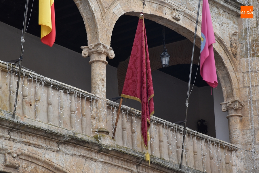 El pendón de San Sebastián luce en la balconada de la Casa Consistorial