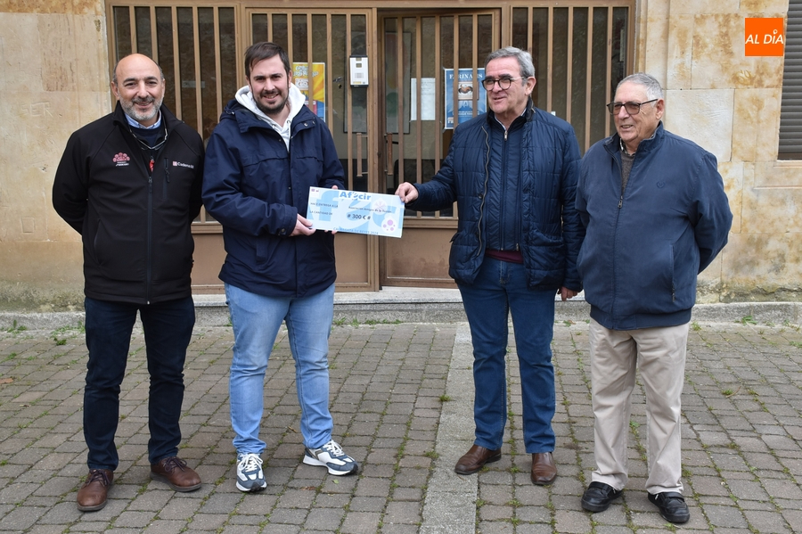La Asociación de Comercio entrega un donativo a los Amigos de la Ilusión