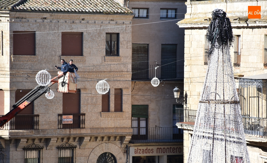 La Plaza Mayor dice adiós a su cielo de esferas