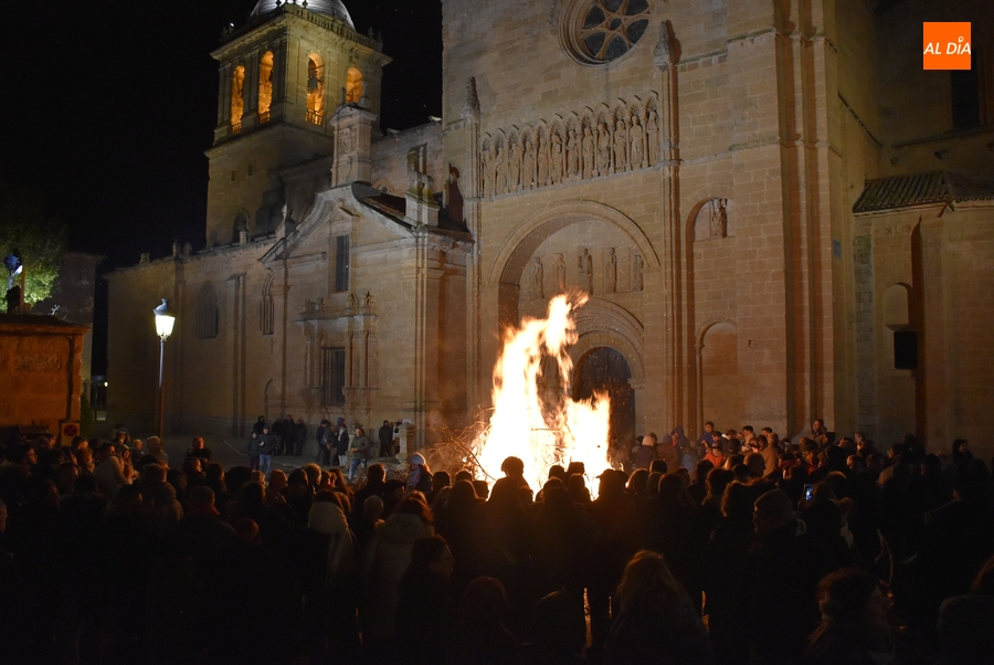Miróbriga calienta una fría víspera de San Sebastián con una hoguera a la que le costó prender