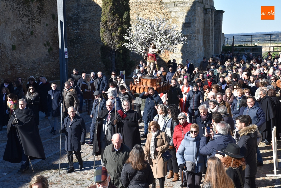 San Sebastián procesiona por Miróbriga acompañado por una multitud pese al frío