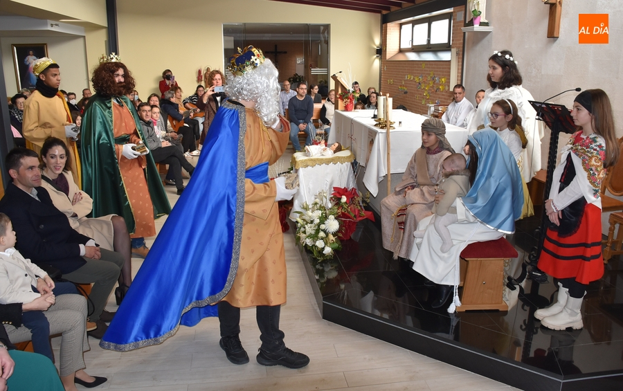 El Salvador completa su belén viviente en una misa con bautizo incluido