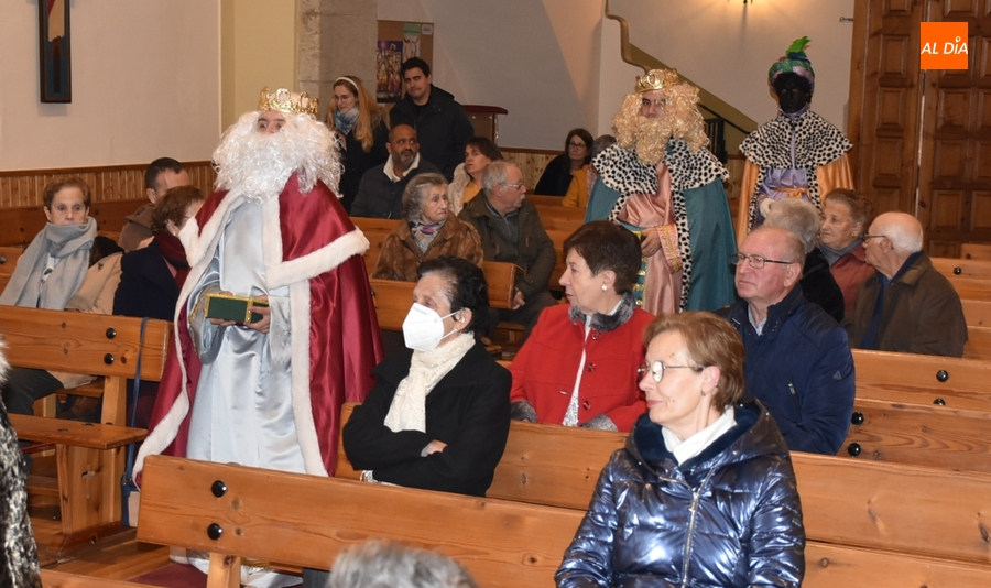 Los Magos llevan oro, incienso y mirra al Niño Jesús en San Cristóbal