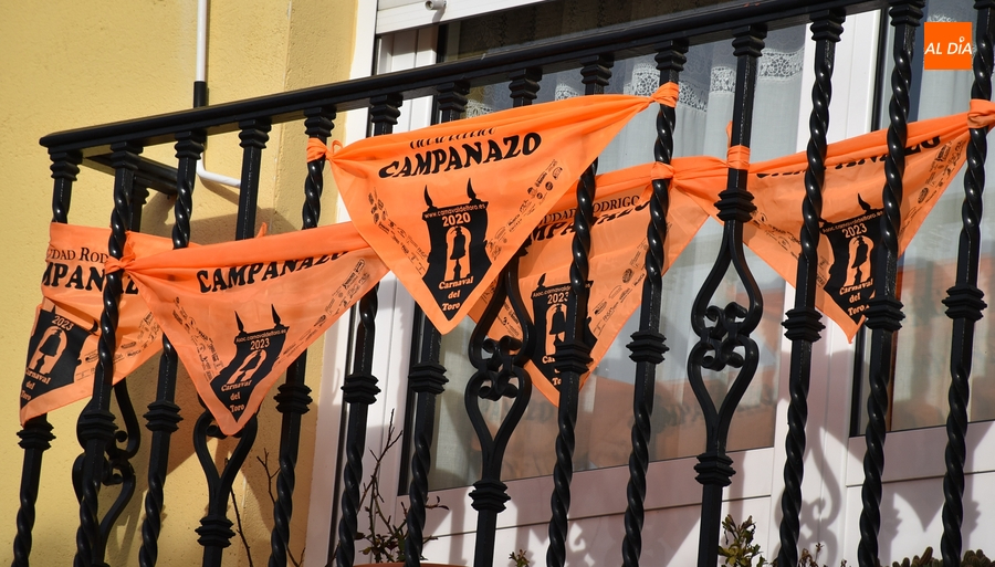 Los pañuelos farinatos van asomando por las calles