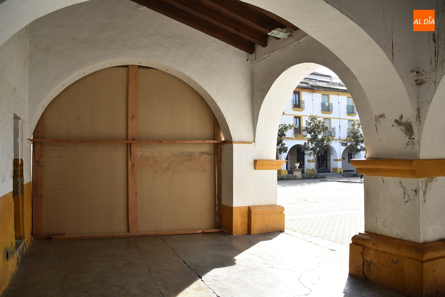 La Plazuela del Buen Alcalde inicia su mutación carnavalera