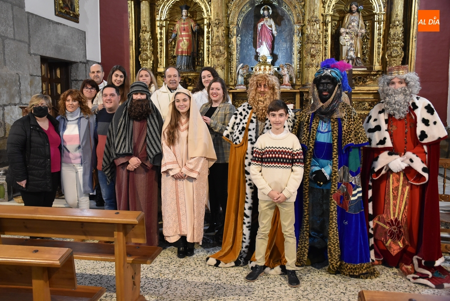 San Andrés recibe entre vivas a unos Reyes Magos cargados de caramelos