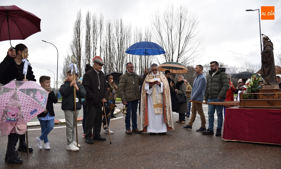 San Antón bendice junto a sus jovencísimos mayordomos a un perro y a un gato en El Puente