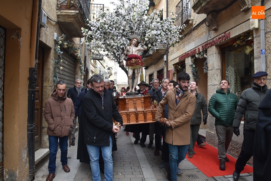 La Navidad propicia una subida diferente de San Sebastián en una mañana con mucha niebla