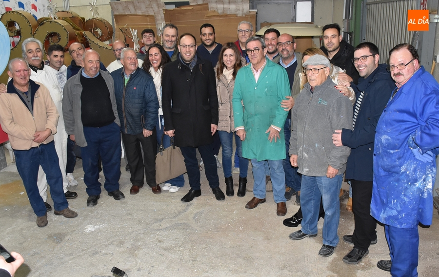 Los Amigos de la Ilusión ultiman las carrozas, en cada una de las cuales irán 3 personas