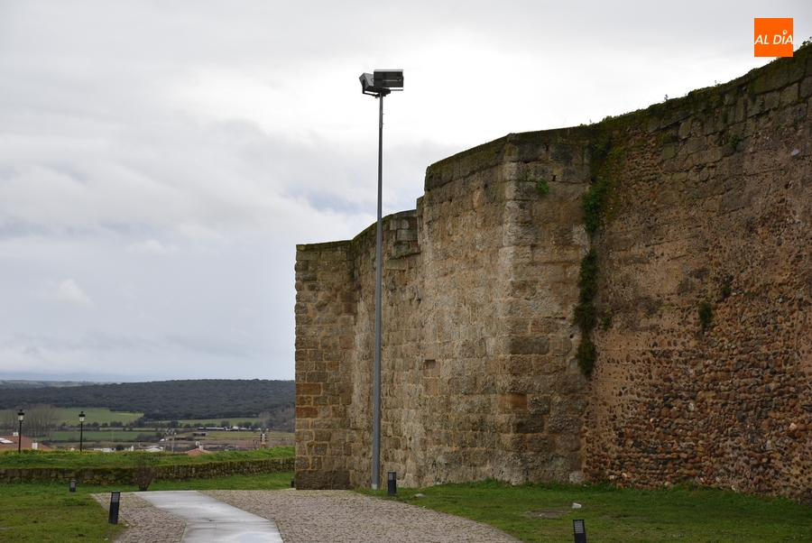Los focos en altura dan el pistoletazo a los preparativos en el Paseo Fernando Arrabal
