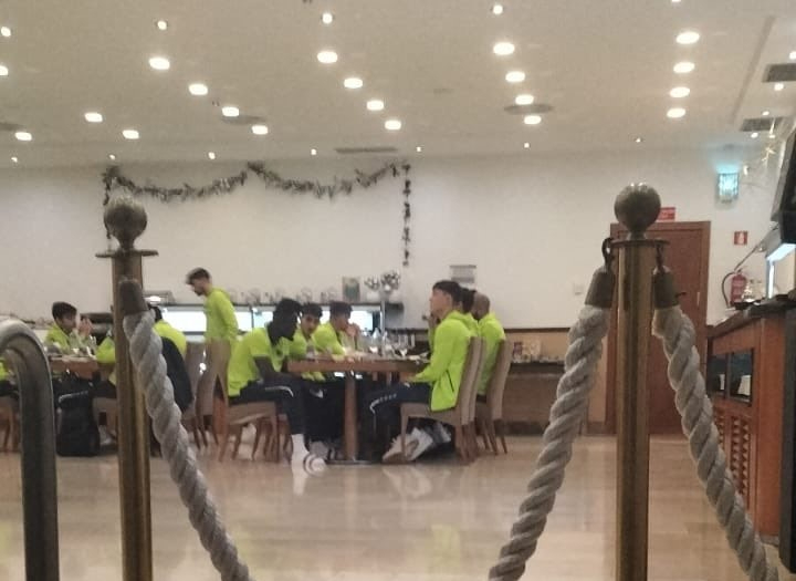 La anécdota del Villarreal en Salamanca: su hotel ya no tenía cocineros y tuvo que cenar del VIPS, picnics o pizzas