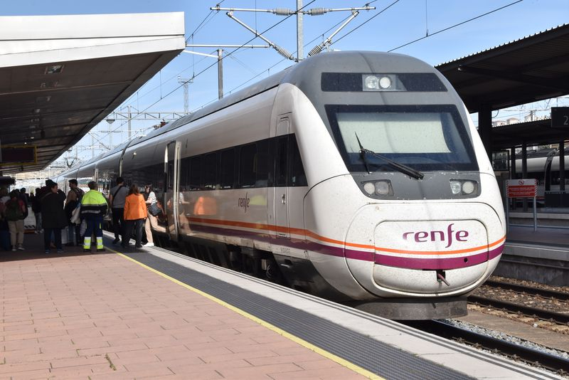Se repite la situación con los trenes a Madrid: vagones llenos y viajeros sin billete