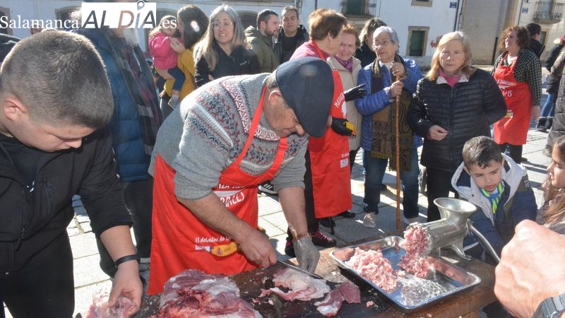 Lumbrales revive la Matanza Tradicional con un gran ambiente festivo