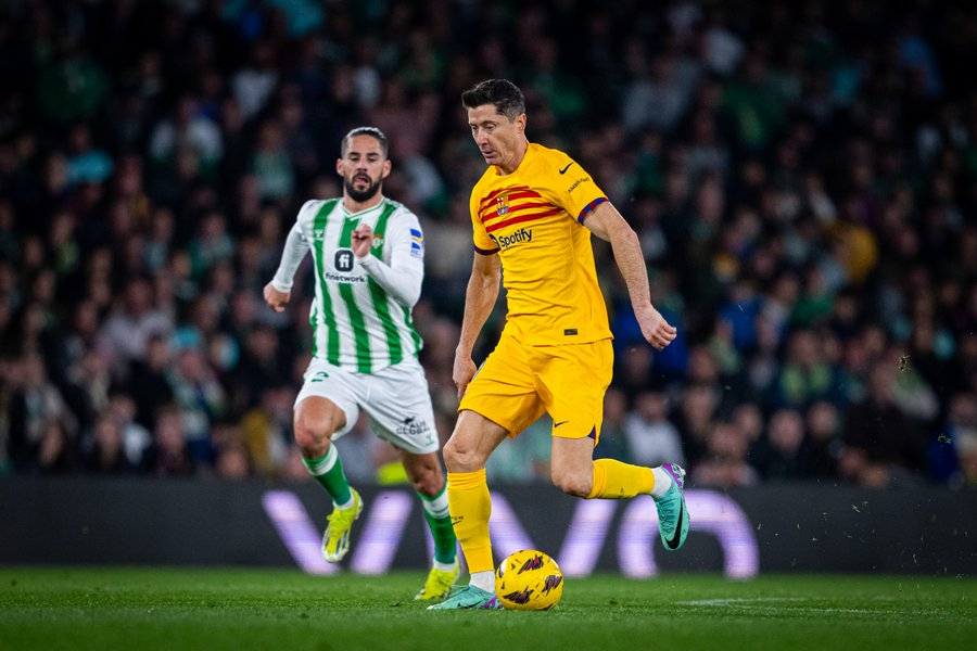 Un hat-trick de Ferrán Torres y Joao Félix rescatan al Barça contra el Betis (2-4)