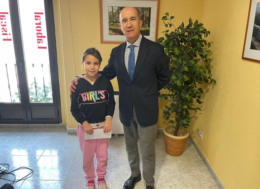 La calle Correo Viejo entrega a Cruz Roja su premio del Concurso de Decoración Navideña